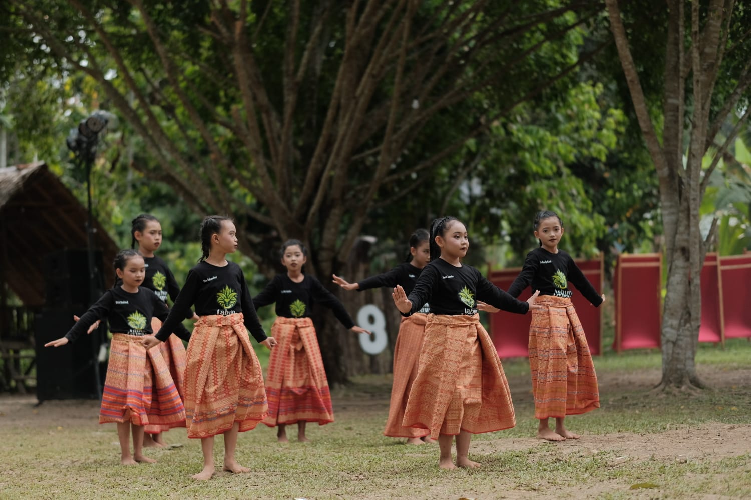 Workshop Tarian Adat untuk Pelajar